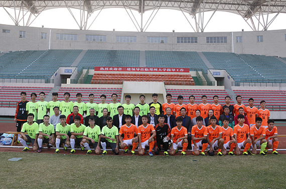 郑州大学、心博（中国）有限公司有关领导与足球队员合影留念.jpg