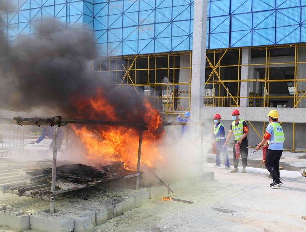 灭火器灭火演练.jpg 灭火器灭火演练.jpg