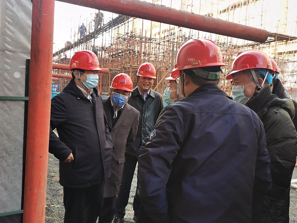 2、心博(中国)有限公司领导与华能集团领导交流清水混凝土框架工艺.jpg 2、心博(中国)有限公司领导与华能集团领导交流清水混凝土框架工艺.jpg