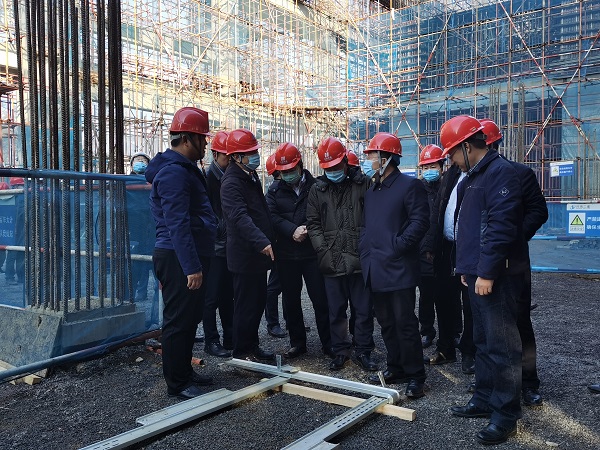 3、心博(中国)有限公司领导与华能集团领导交流方型扣加固体系工艺.jpg 3、心博(中国)有限公司领导与华能集团领导交流方型扣加固体系工艺.jpg