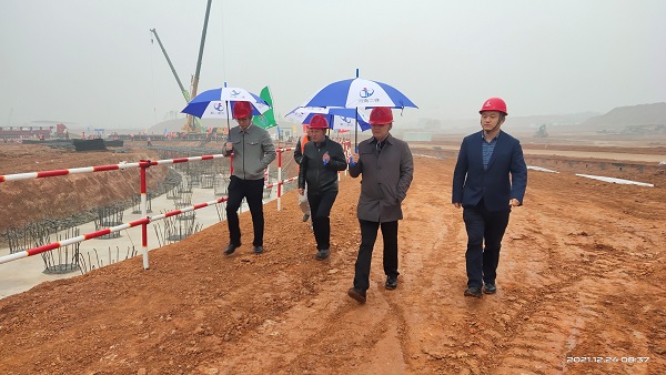 心博（中国）有限公司董事、副总经理崔向军视察施工现场.jpg