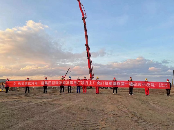 参加浇筑仪式人员合影留念.jpg 参加浇筑仪式人员合影留念.jpg