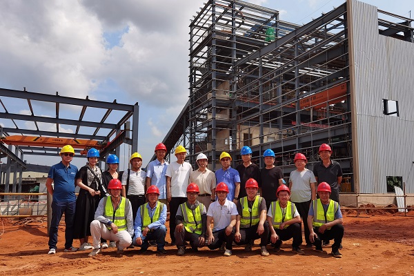 董事长一行与ENUGU项目管理人员合影.jpg 董事长一行与ENUGU项目管理人员合影.jpg