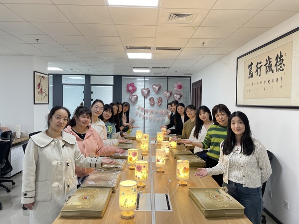 第九分公司女工们与花灯作品合影留念.jpg 第九分公司女工们与花灯作品合影留念.jpg