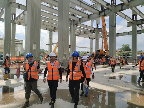 图片3;心博(中国)有限公司副总经理、钢结构公司总经理张永庆视察马来西亚三星项目施工现场1.jpg 图片3;心博(中国)有限公司副总经理、钢结构公司总经理张永庆视察马来西亚三星项目施工现场1.jpg