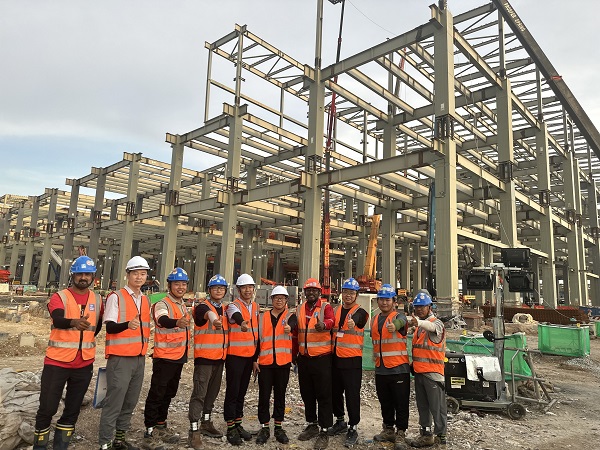 图片4:心博(中国)有限公司副总经理、钢结构公司总经理张永庆视察马来西亚三星项目施工现2.jpg 图片4:心博(中国)有限公司副总经理、钢结构公司总经理张永庆视察马来西亚三星项目施工现2.jpg