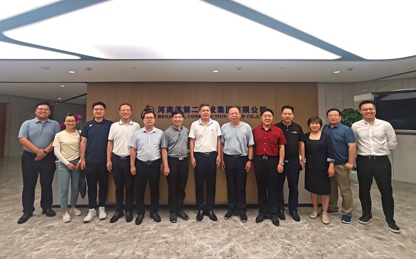 与会人员合影.jpg 与会人员合影.jpg