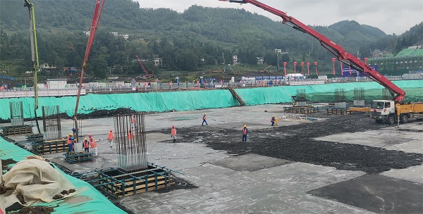 第一罐混凝土浇筑现场.jpg 第一罐混凝土浇筑现场.jpg