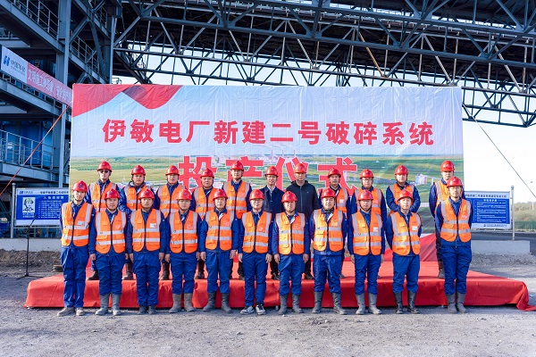 附件4 投产仪式现场心博（中国）有限公司领导与项目部成员合影留念.jpg