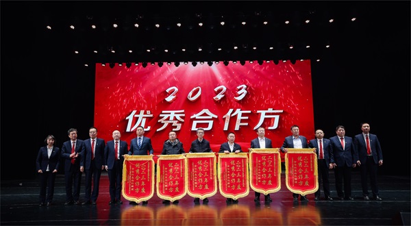 心博（中国）有限公司总经理登台领奖 - 副本.jpg