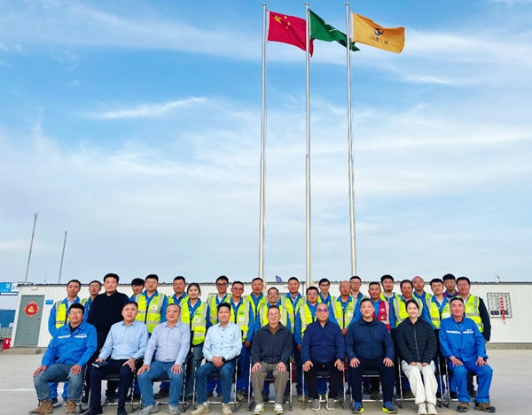 9.黄书记一行与沙特泰巴II燃机项目员工合影 (1).jpg 9.黄书记一行与沙特泰巴II燃机项目员工合影 (1).jpg